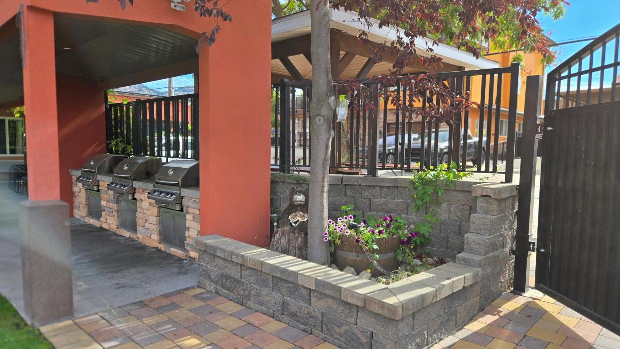 Sahara Courtyard Inn & Suites Osoyoos Kültér fotó