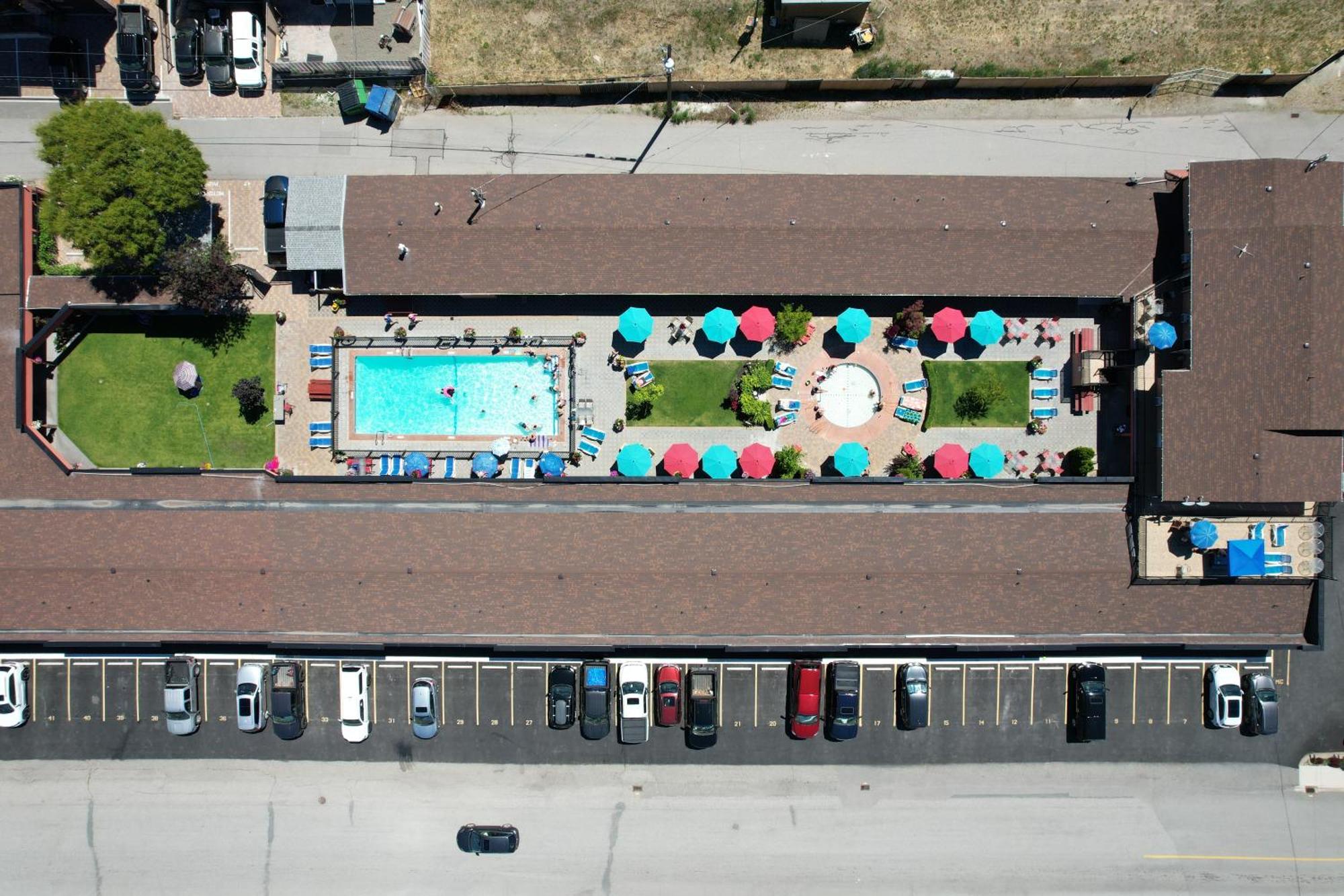 Sahara Courtyard Inn & Suites Osoyoos Kültér fotó