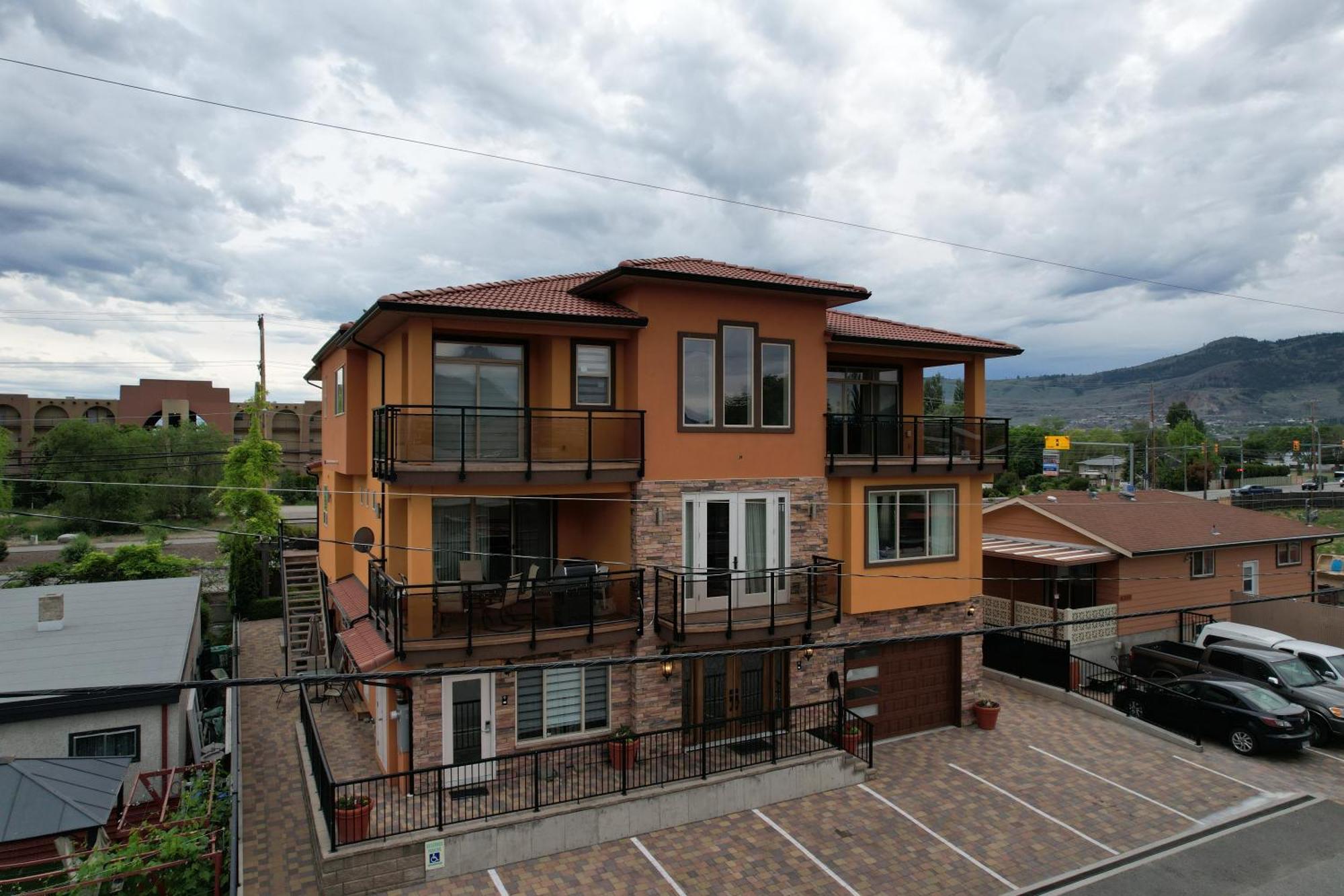 Sahara Courtyard Inn & Suites Osoyoos Kültér fotó