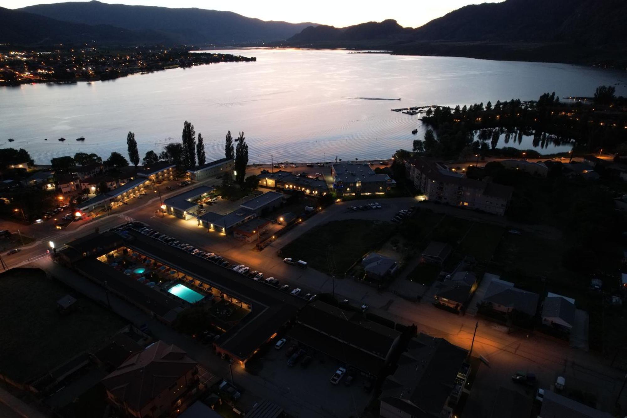 Sahara Courtyard Inn & Suites Osoyoos Kültér fotó