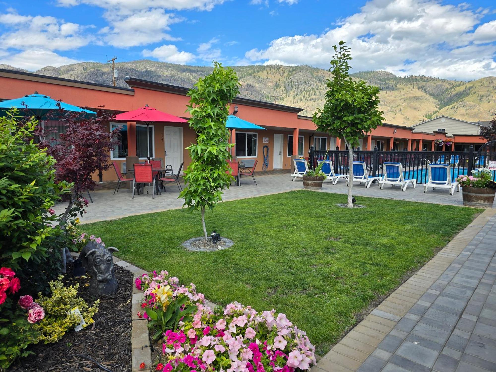Sahara Courtyard Inn & Suites Osoyoos Kültér fotó