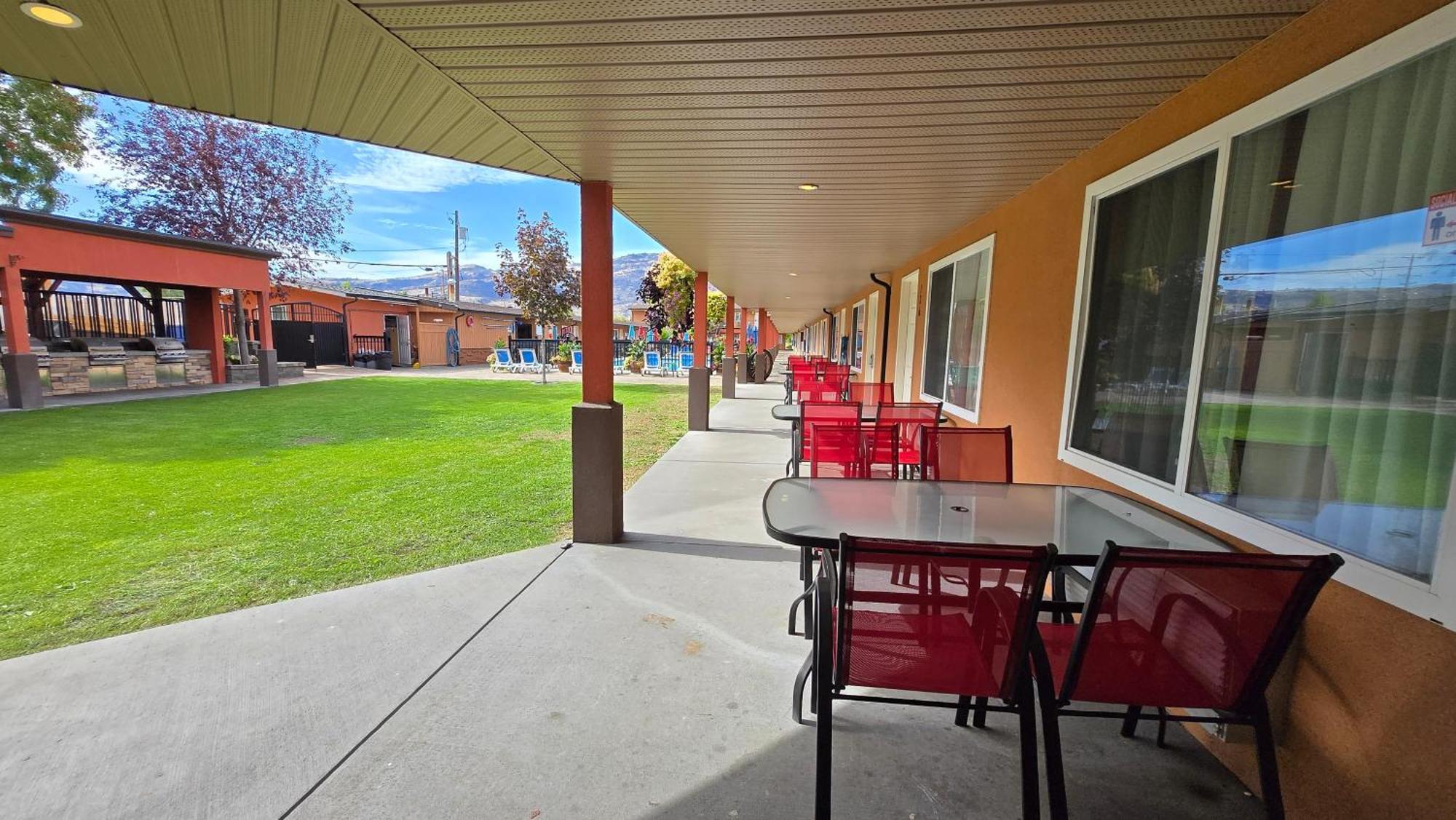 Sahara Courtyard Inn & Suites Osoyoos Kültér fotó