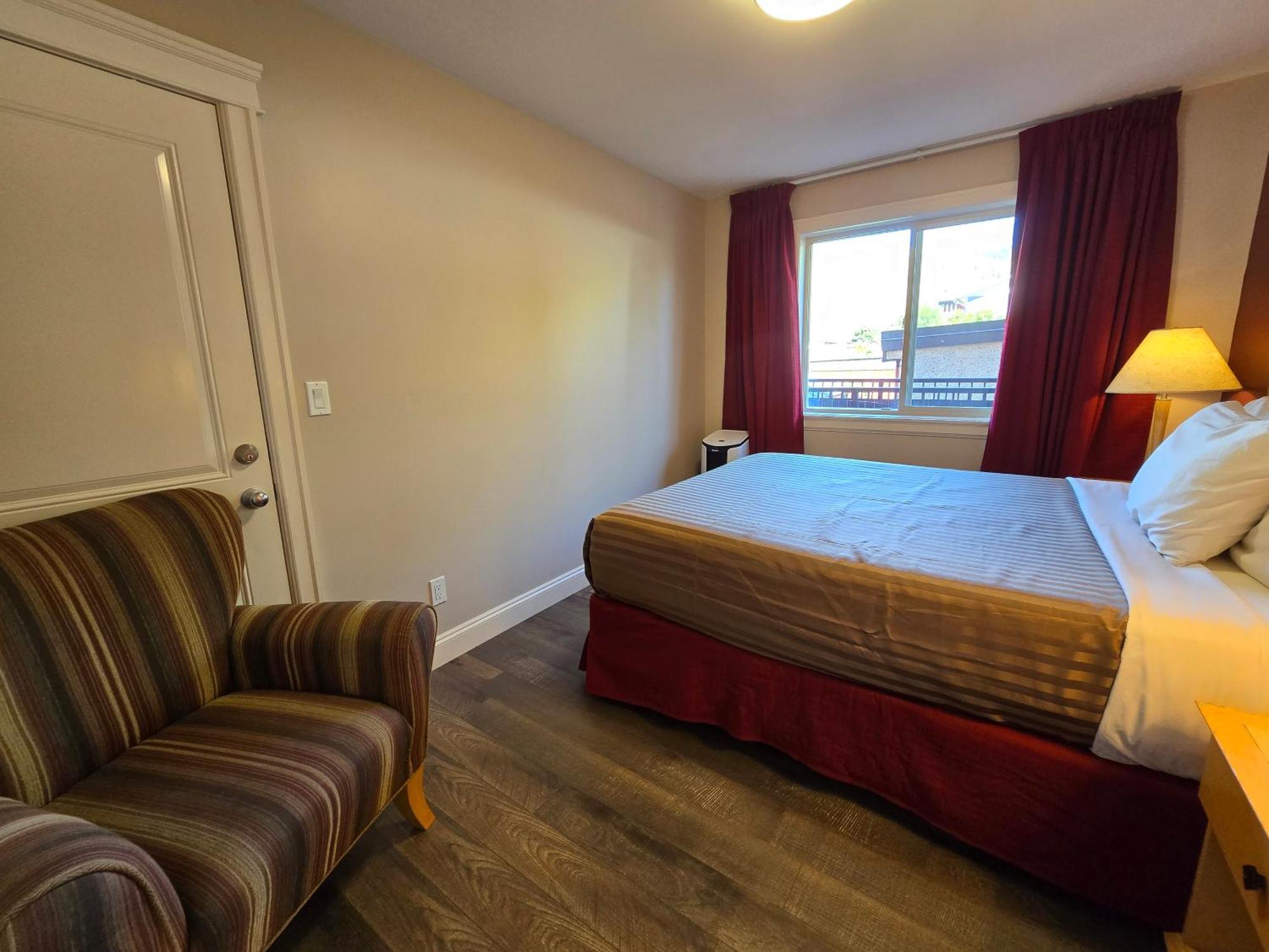 Sahara Courtyard Inn & Suites Osoyoos Kültér fotó