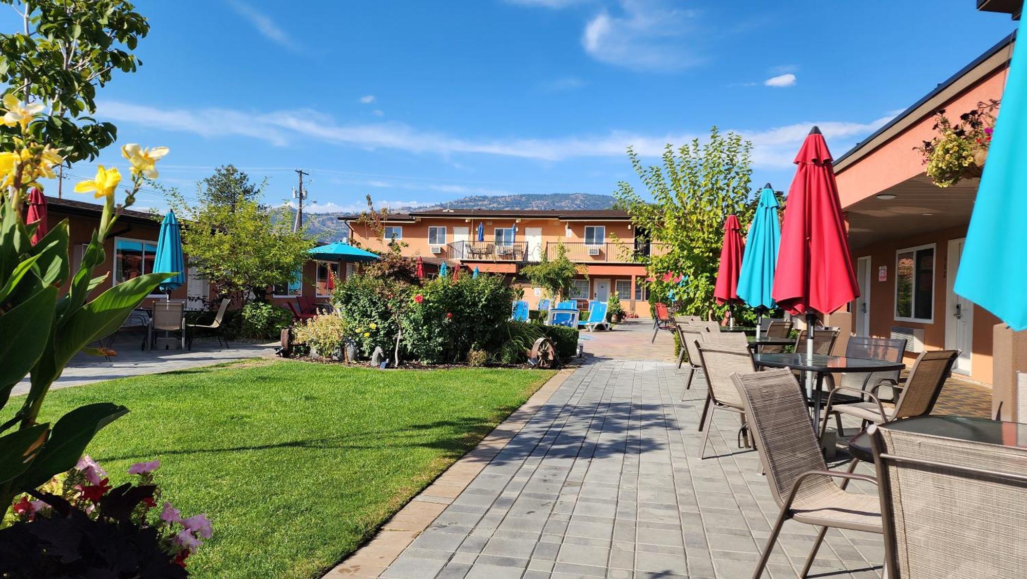 Sahara Courtyard Inn & Suites Osoyoos Kültér fotó