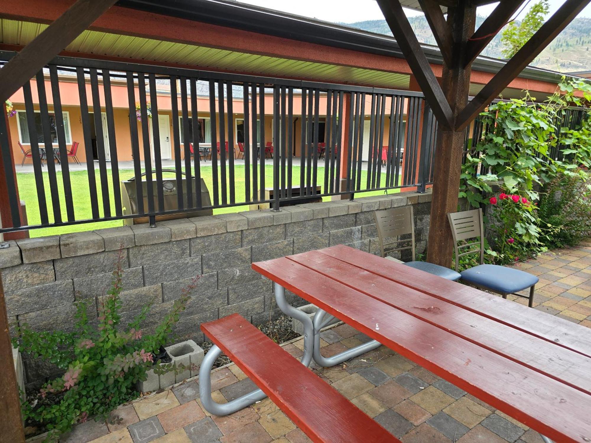 Sahara Courtyard Inn & Suites Osoyoos Kültér fotó