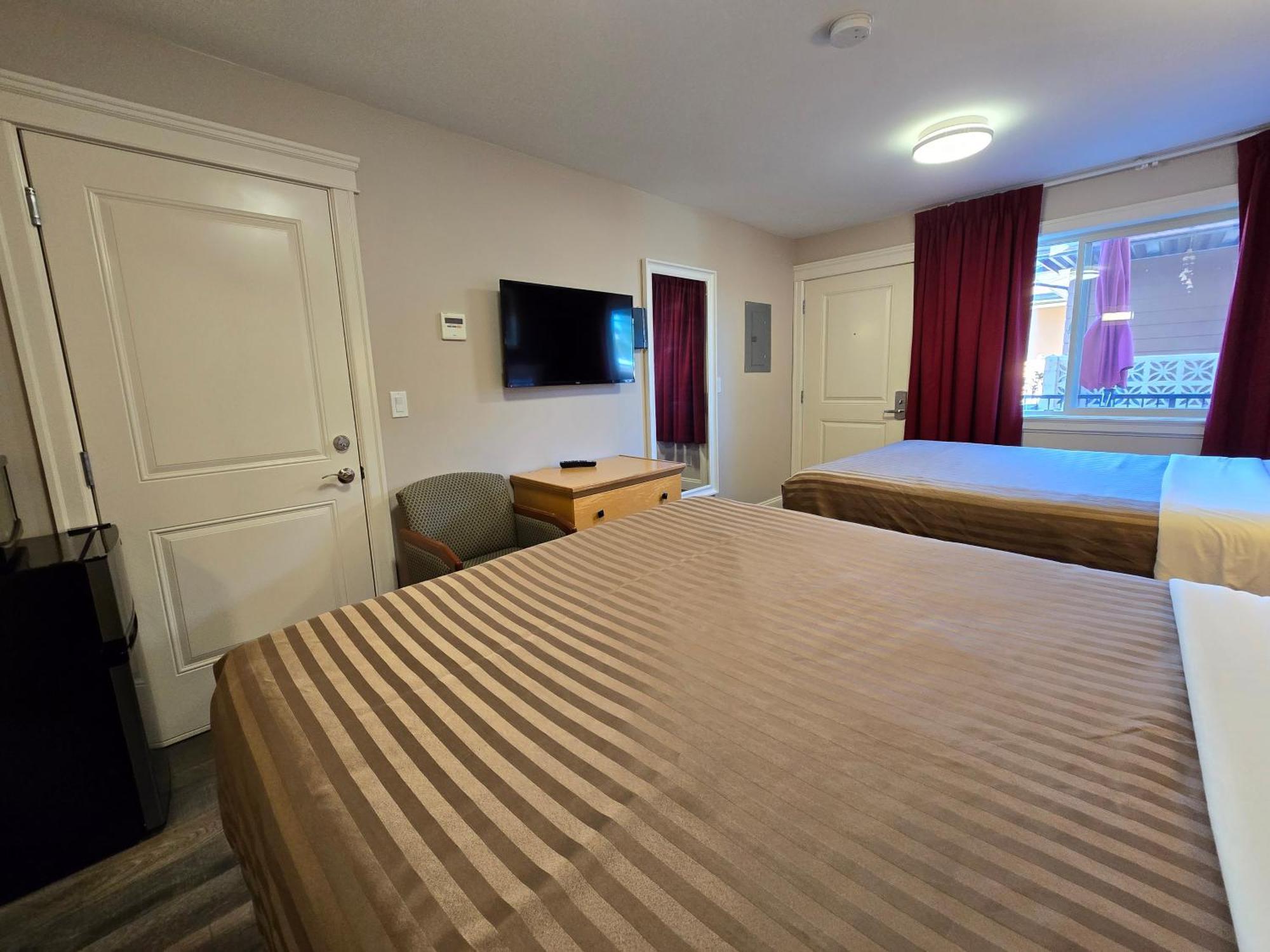 Sahara Courtyard Inn & Suites Osoyoos Kültér fotó