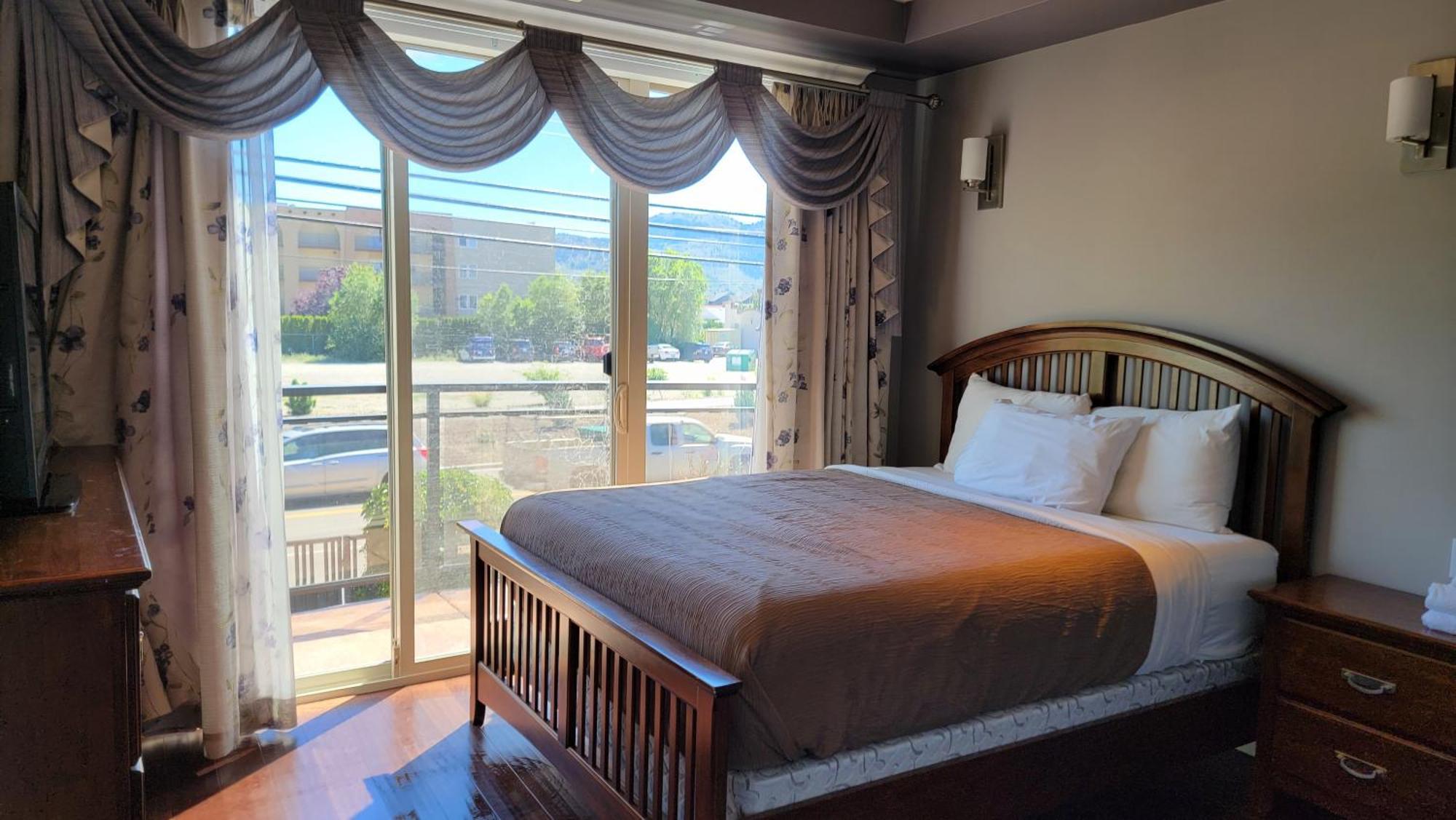 Sahara Courtyard Inn & Suites Osoyoos Kültér fotó